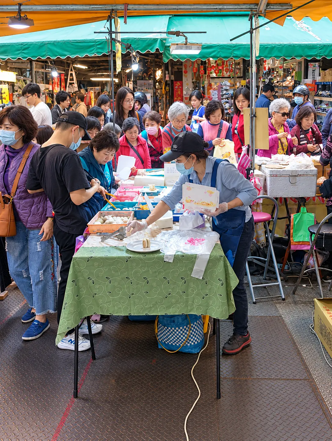 傳統市場麻糬攤位前的熱鬧人潮